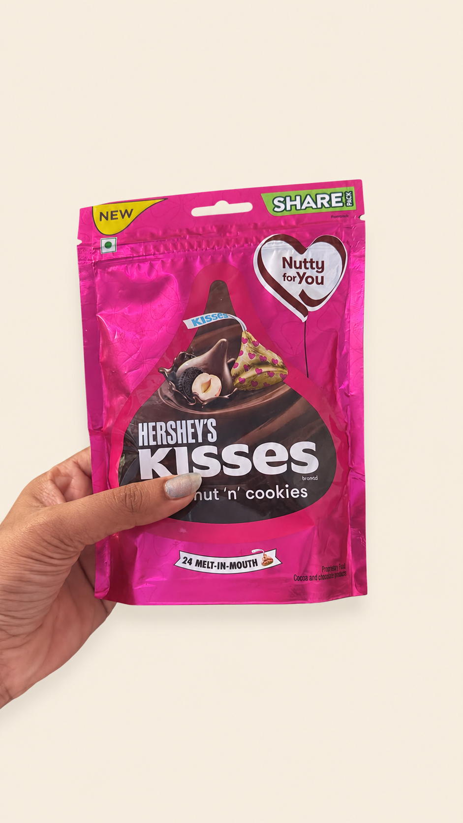 Hershey's Kisses hazelnut and cookies share pack included in the Rakhi gift set